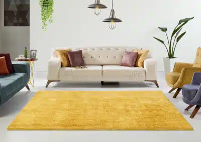 Gelber Teppich vor Sofa