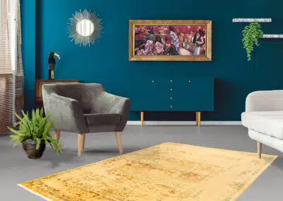 Gelber Fashion Teppich vor blauer Wand
