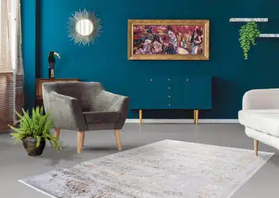 Silberner Fashion Teppich vor blauer Wand