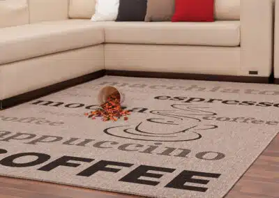 Grauer Finca Teppich mit Kaffeeschriftzug