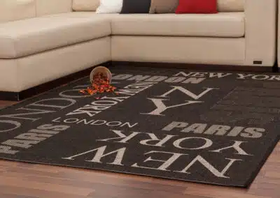 Schwarzer Finca Teppich vor Sofa