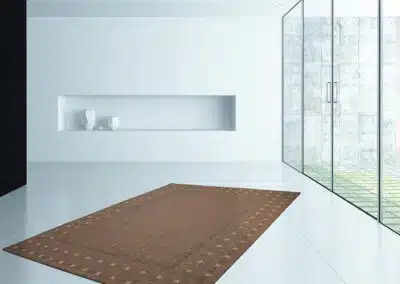 Brauner Finca Teppich vor Glaswand