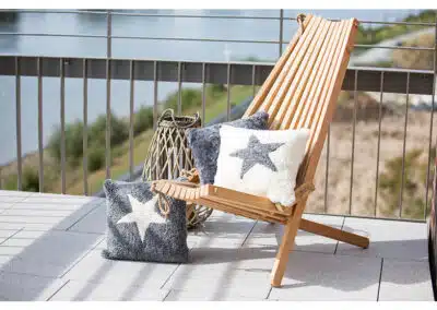 Stuhl mit Kissen auf einem Balkon