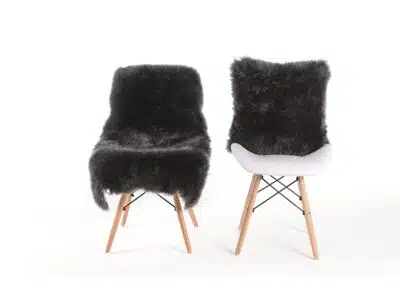 Zwei Stühle mit Fellpolster