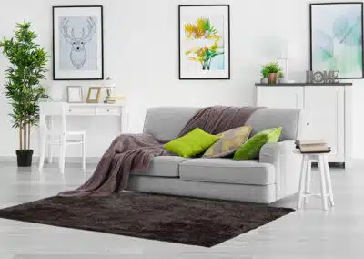 Dunkel Taupefarbener Teppich vor grauem Sofa